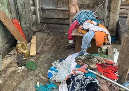 В Большеулуйском районе пятеро детей жили в антисанитарных условиях без еды, одежды и обуви