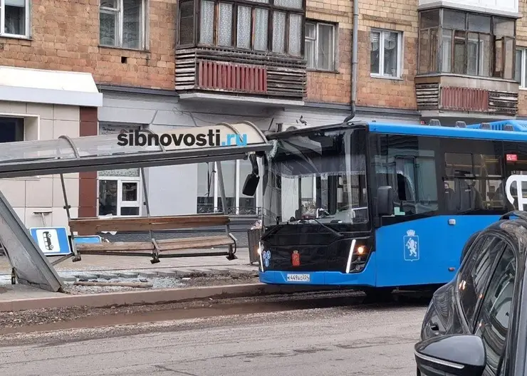 Автобус снёс остановку в Красноярске