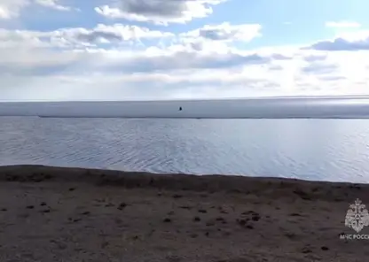 С дрейфующей льдины спасли четырех рыбаков в Бурятии