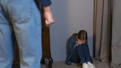 В Новосибирске 10-летнюю школьницу пять часов удерживали в подсобке магазина за украденную конфету