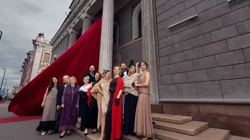 «Размыли границы»: Красноярский театр Пушкина украсили занавесом и красной дорожкой