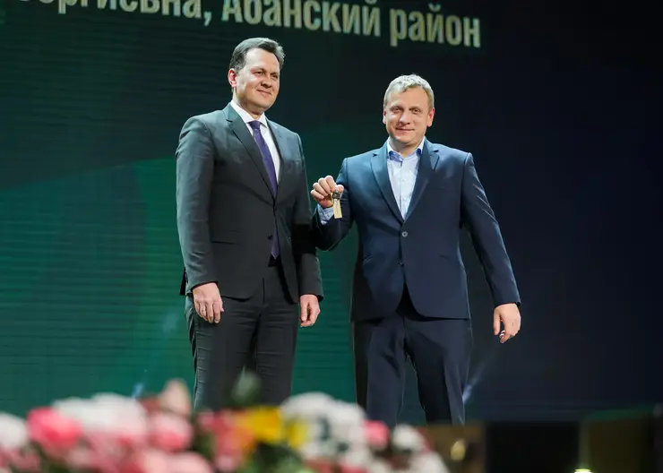 В Красноярском крае лучшим работникам агропромышленного комплекса вручили знаки отличия и ключи от автомобилей