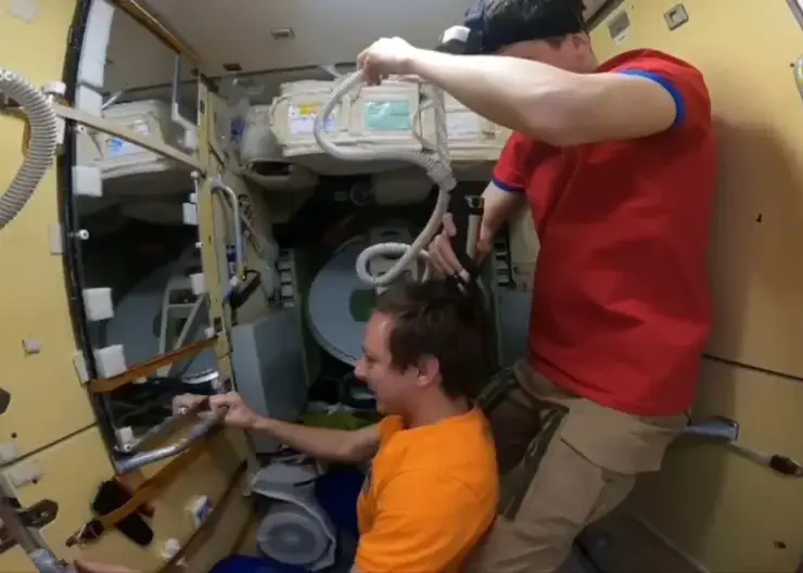 Коллега красноярского космонавта Кирилла Пескова подстриг его в невесомости