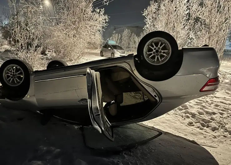 В Якутии нетрезвая пассажирка напала на таксиста, угнала и перевернула его машину