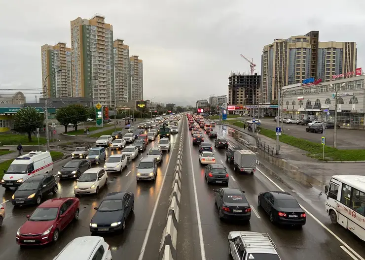 Красноярцы все выходные простояли в пробках на выездах из города. Рассказываем, какая ситуация на дорогах в понедельник