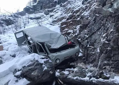 В Бурятии «УАЗ» упал с горы