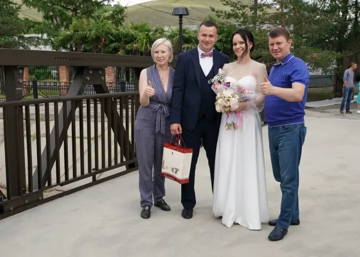 Красноярские молодожены первыми опробовали новый мост на Каче