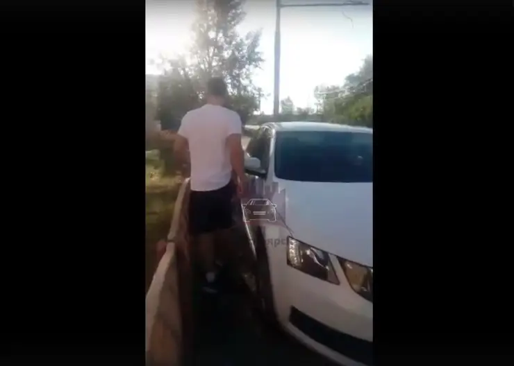 Напавшего на прохожих на Калинина таксиста ищет полиция в Красноярске