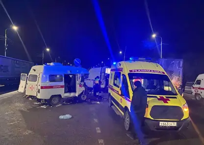 Грузовик протаранил автомобиль скорой помощи на трассе в Омской области