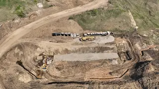 На подъезде к Зыково начали прокладывать водопропускные трубы На подъезде к Зыково начали прокладывать водопропускные трубы