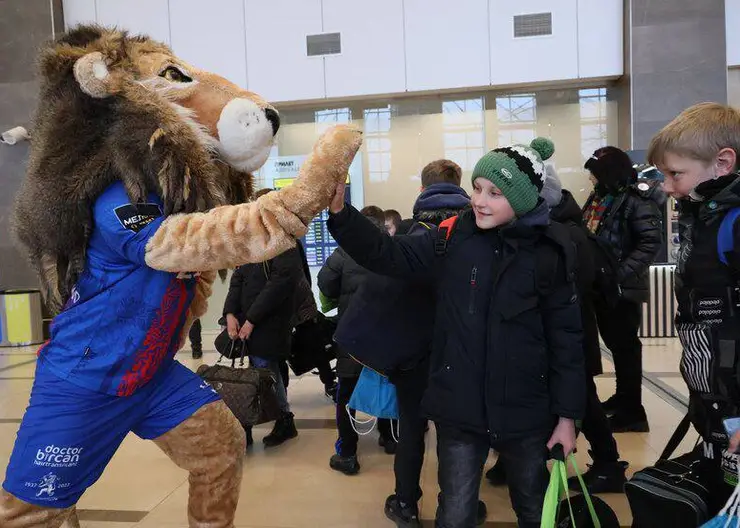 В Красноярский край прилетела юношеская команда по футболу из Свердловска