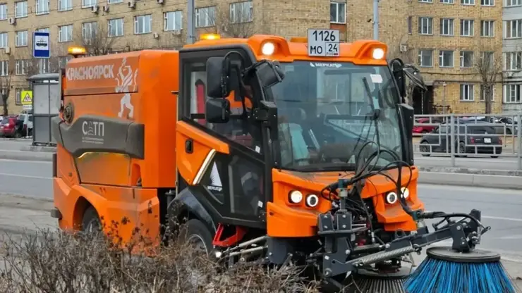 Первая новая дорожная техника вышла на уборку улиц Красноярска