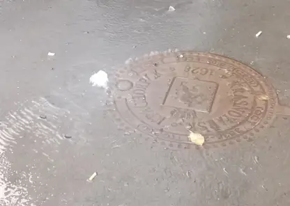 В Красноярске вторые сутки топит двор в Октябрьском районе