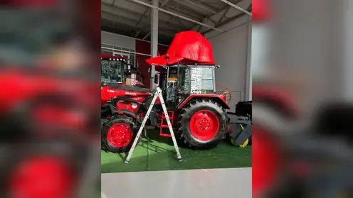 Мастера из Омска создали двухметровую кепку