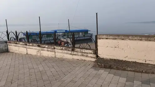 Ограждение на набережной Енисейска восстановлено: опасный участок возле детской площадки больше не угрожает горожанам