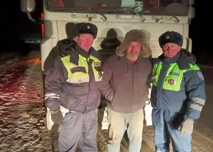 Замерзающего дальнобойщика из Ирана спасли сотрудники ГИБДД Иркутской области