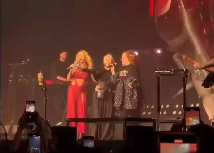 Группа «Оберег» вышла на сцену вместе с Anna Asti на концерте в Красноярске