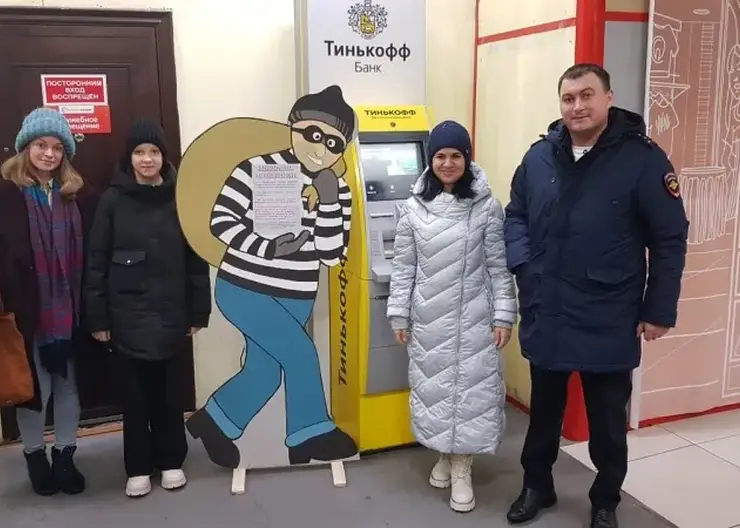 Картонных «мошенников» установили у лесосибирских автоматов