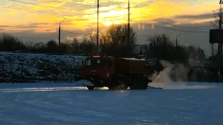 В красноярском Татышев парке заливают каток в канун теплых выходных