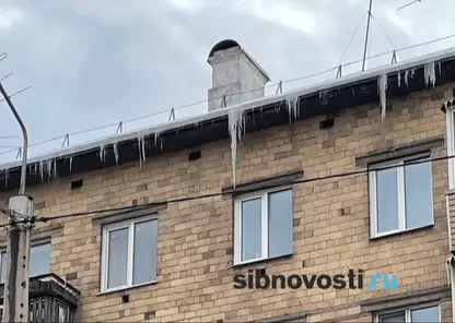 Красноярцы заметили на крышах «сосульки-убийцы» после потепления на улице