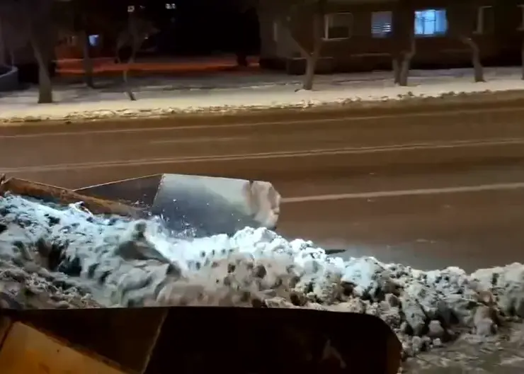 Ночная битва со снегом: Красноярск встретил непогоду мощной техникой