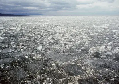 Байкал начал освобождаться ото льда раньше срока
