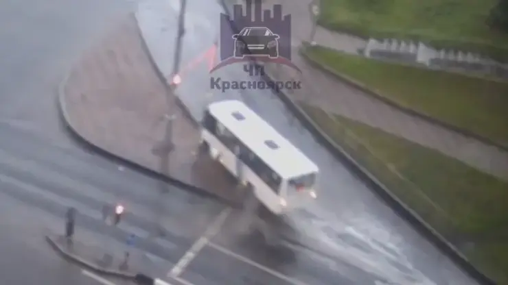 В Красноярске водитель автобуса устроил аквапланирование на дороге