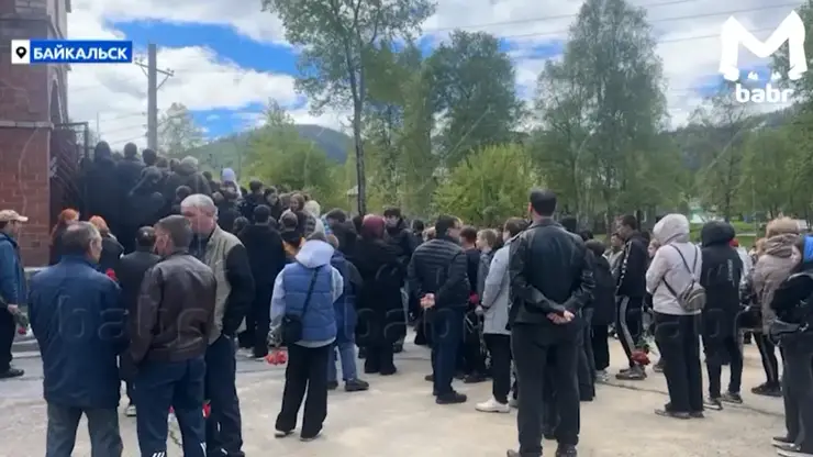 Байкальск прощается с жертвами кровавой вечеринки: у храма собралась очередь
