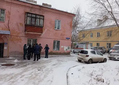 Потолок обрушился в подъезде двухэтажного дома в Красноярске