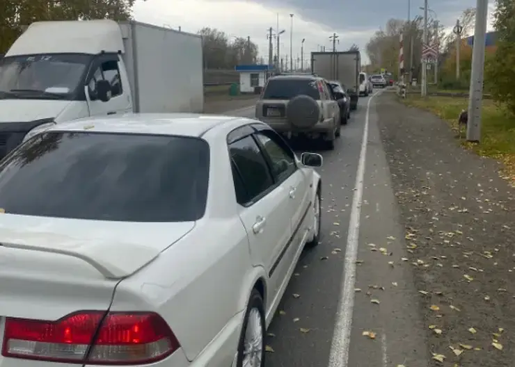 «Куплю машину ближе к жд»: правый берег Красноярска встал в 10-километровую пробку