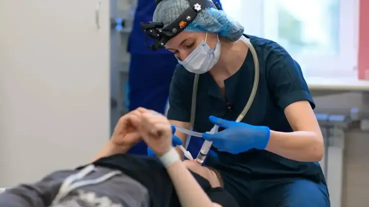 12-летнего подростка госпитализировали во Владивостоке с кровавой рвотой из-за длитеольного употребления колы