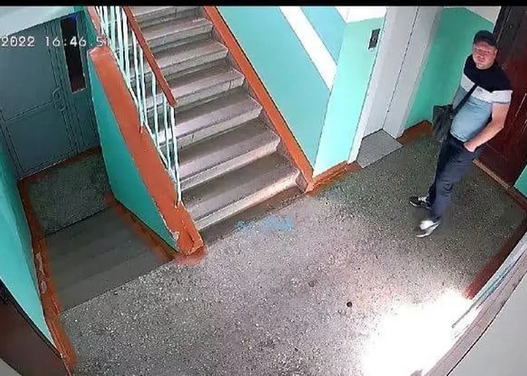 В Красноярске мужчина собирает деньги с жильцов под видом работника банка