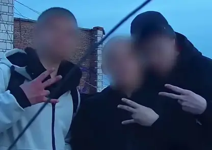 В Новосибирске школьники зависли на крыше, они поигрались с уличной онлайн камерой (видео)