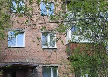 В Красноярске 4-летний ребенок выпал из окна