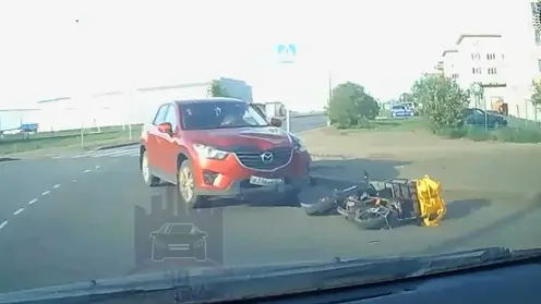 «Ветром туда-сюда колбасит»: в Красноярске сбили курьера на электровелосипеде