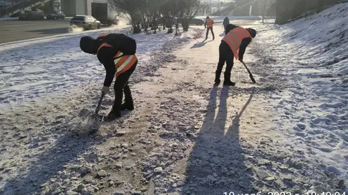 За сутки в Красноярске убрали 38 участков тротуаров и 235 участков дорог