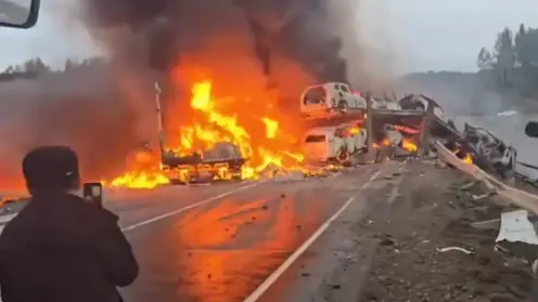 Погиб водитель автоваза, пострадали восемь автомобилей: подробности ДТП с горящими фурами в Иркутской области