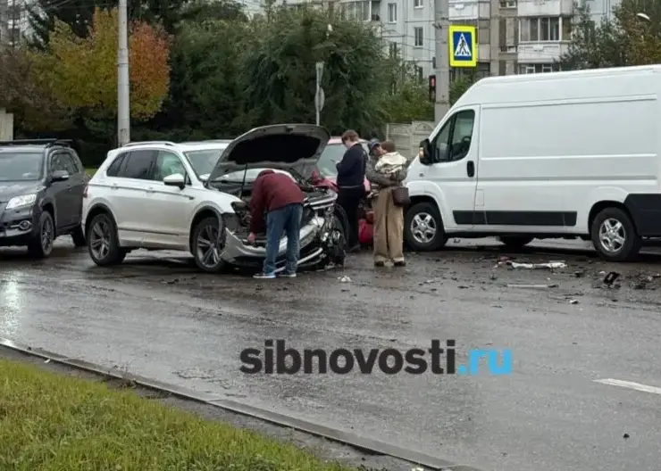 Массовая авария парализовала движение в районе ГорДК в Красноярске