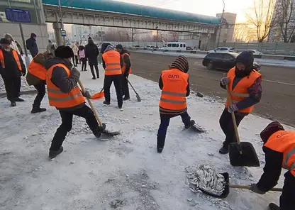 Красноярские дорожники рассказали, откуда берётся складированный снег на остановках