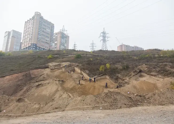 Два очага с каменной кладкой эпохи палеолита обнаружили в Красноярске