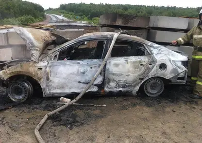 В Красноярском крае Hyundai Solaris въехал в бетонные блоки и загорелся
