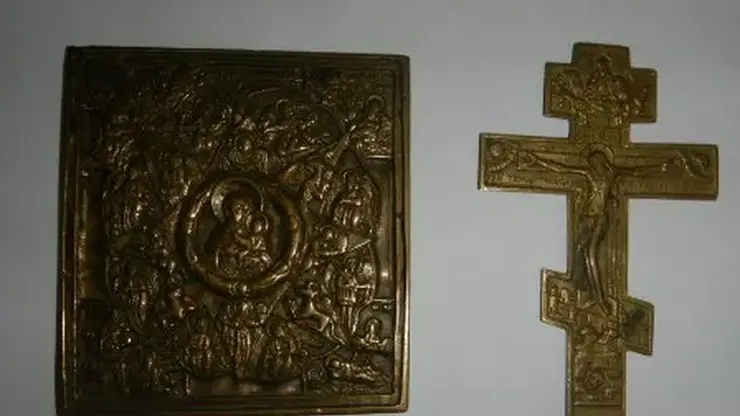 Новосибирские таможенники изъяли старинную икону и крест у пассажира рейса в Стамбул