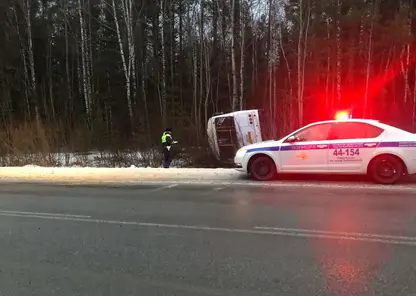 Пассажирский автобус опрокинулся в кювет в Свердловской области: есть одна пострадавшая
