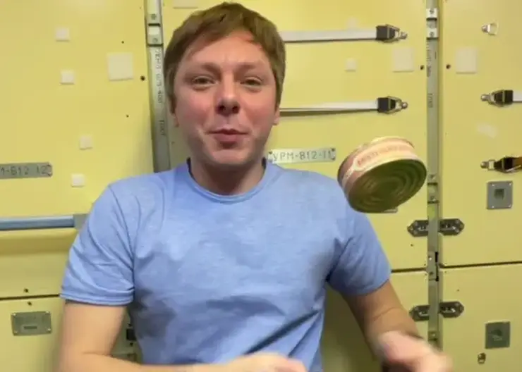 Космонавт из Красноярского края Кирилл Песков показал весы на МКС