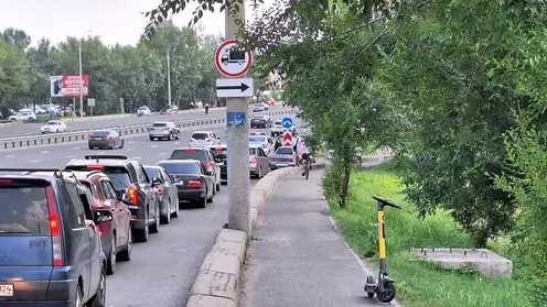 Огромная пробка образовалась при въезде на остров Татышев из-за Небофеста в Красноярске