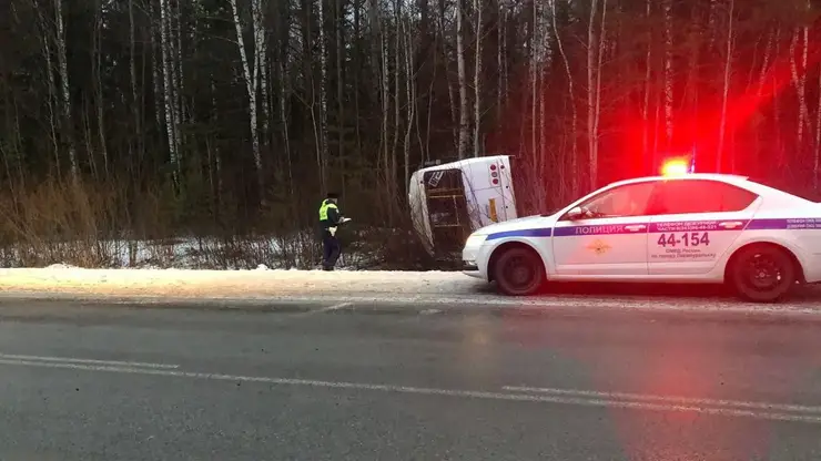 Пассажирский автобус опрокинулся в кювет в Свердловской области: есть одна пострадавшая