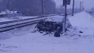 В Новосибирске грузовой поезд протаранил такси на железнодорожном переезде 1 января