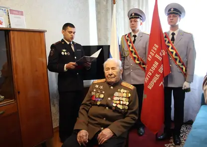 В Красноярске 103-летний ветеран ВОВ получил два ордена спустя 80 лет