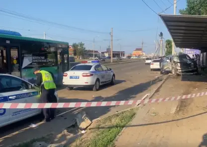 В Улан-Удэ водитель джипа сбил людей на остановке и скрылся с места аварии