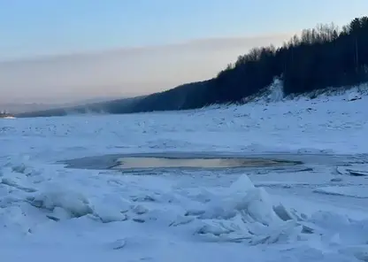 Автомобиль с людьми провалился под лед на реке в Иркутской области: погибла женщина